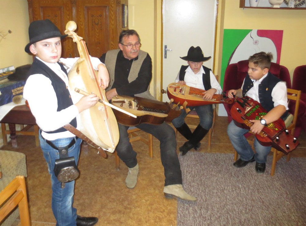 Kampány, Bajcs