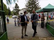 Köbölkúton Szőcs Ferenc polgármester és Bolya Szabolcs alpolgármester átvágják az új játszótér szalagját. Fotó: Berényi Kornélia