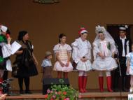 Népviseleti találkozót rendeztek Bényben