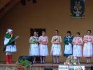 Népviseleti találkozót rendeztek Bényben