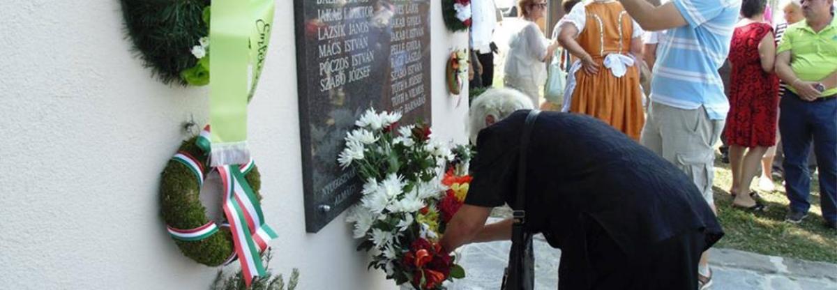 Almágyban emléktáblát avattak a világháborúk áldozatainak emlékére