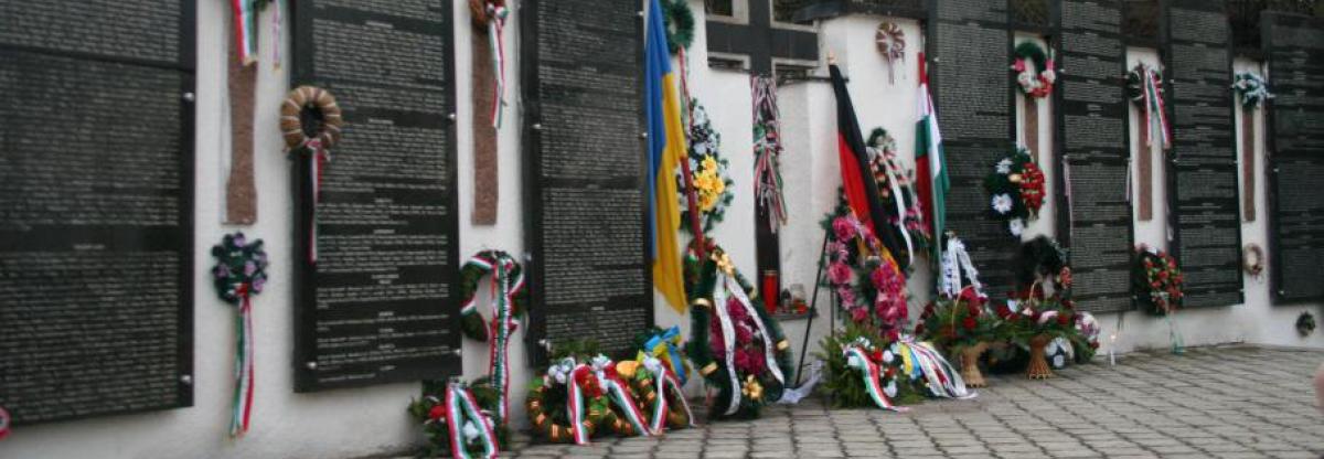 A sztálinizmus áldozataira emlékeztek a szolyvai emlékparkban