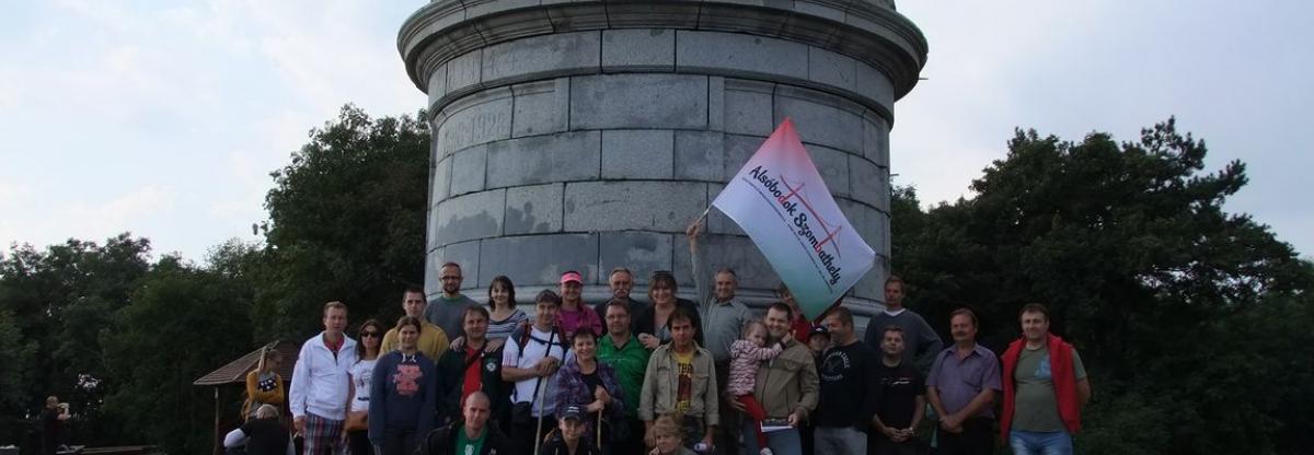Emléktúra a Zobor-hegyi millenniumi emlékmű talapzatához