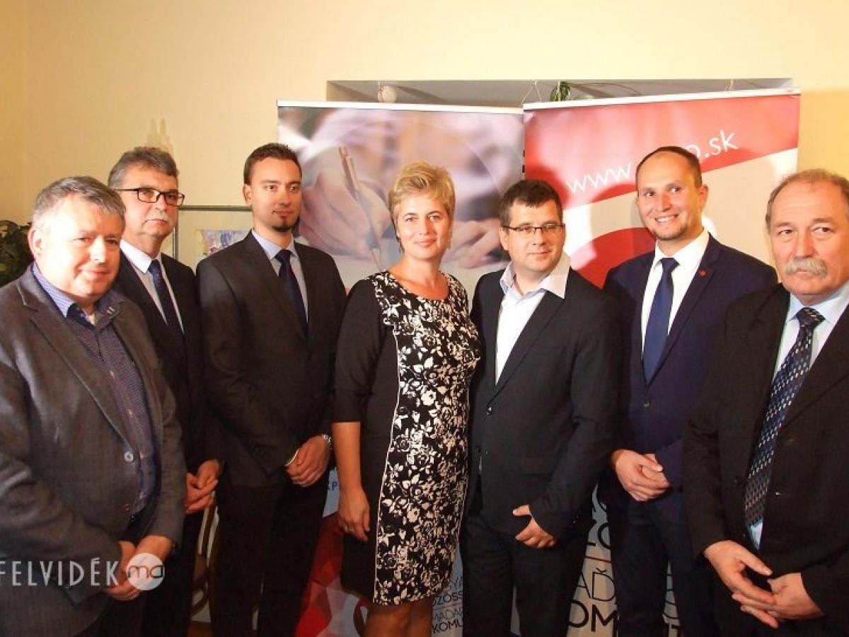 A helyi jelöltek gyűrűjében – Furik Csaba, Sáradi Tibor, Ilko Zoltán, Bálint Csilla, Seszták Miklós, Takács István, Kopasz József (Fotó: Szegedy László/Felvidék.ma) A helyi jelöltek gyűrűjében – Furik Csaba, Sáradi Tibor, Ilko Zoltán, Bálint Csilla, Seszták Miklós, Takács István, Kopasz József (Fotó: Szegedy László/Felvidék.ma)