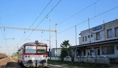 A vasúti személyszállítás újraindítását kéri az MKP Nagykapos és Bánóc között